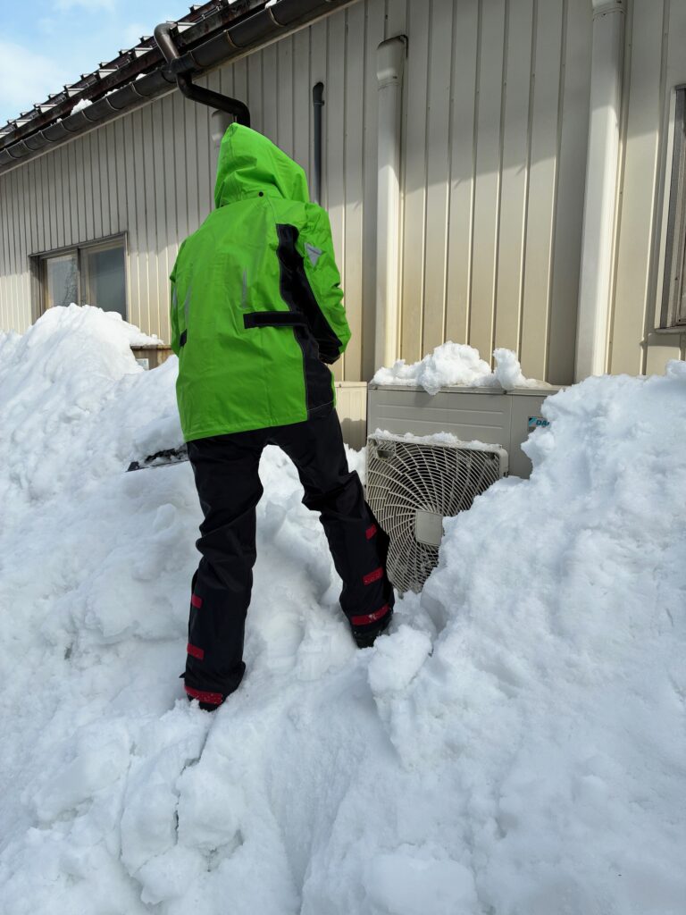 室外機雪かき
