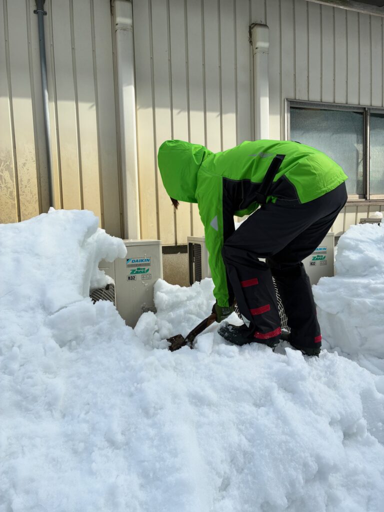室外機雪かき